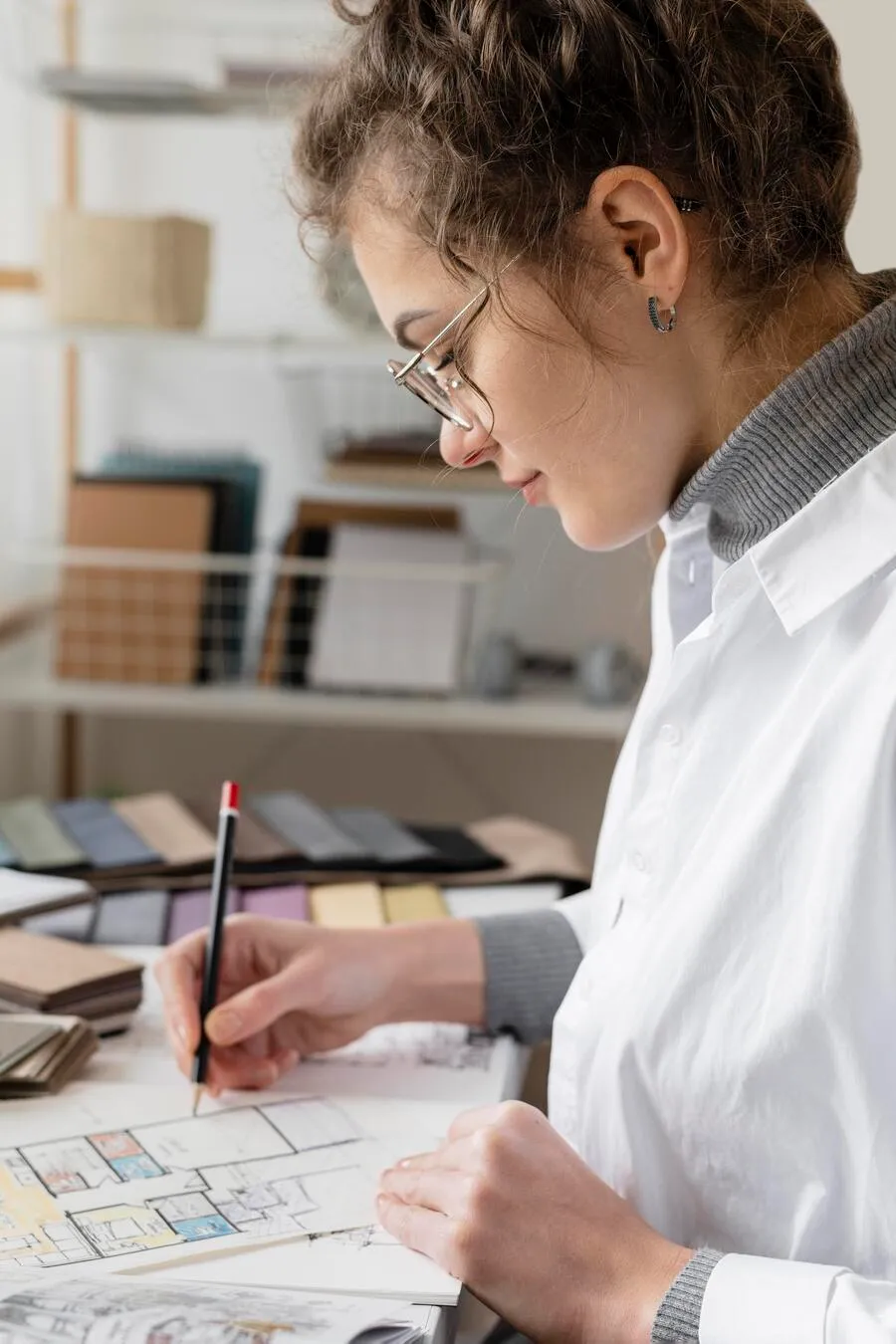 mujer trabajando proyecto